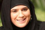 مغنية فرنسية تتحدث في سيرتها الذاتية عن اعتناقها الإسلام