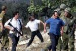 اصابة خمسة فلسطينيين بالحجارة على طريق نابلس رام الله بحجارة المستوطنين