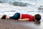 صورة جثة الطفل السوري على الشواطئ التركية تهز مشاعر العالم بأسره