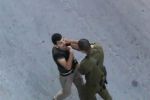 ضابط احتلال ينكل بفتى فلسطيني
