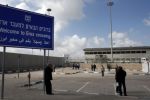 هآرتس: إسرائيل تشدد حصارها على غزة وتقلص تصاريح التجار