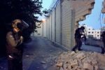  مواجهات ليلية في أبو ديس وفتح الثغرة في الجدار مجدداً 