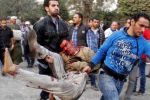 شاهد الصور: ضرب وسحل أنصار الإخوان المسلمين بطريقة عنيفة جدا أمام «مكتب الإرشاد» بالقاهرة