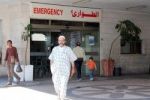 الاحتلال يحاصر مستشفى الخليل الحكومي لاعتقال مصاب