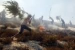 قوات الاحتلال تحرق أراضي زراعية غرب الخليل 