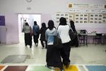 مدرسة فرنسية تحظر ارتداء المسلمات تنورات طويلة