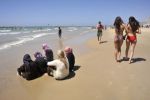 شبان فلسطينيون لا (يضبطون أنفسهم) أمام تعري الاسرائيليات على شواطئ يافا