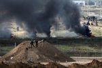 صور: انطلاق فعاليات 'جمعة الكوتشوك والمرايا العاكسة' على حدود غزة 