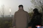 زعيم كوريا الشمالية يأمر بإطلاق أول قمر 