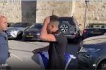 شاهد: فتى مقدسي ينزع علم إسرائيل من يد نائب بلدية الاحتلال ويلقيه أرضا وسط تواجد أمني مكثف