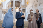 الرئيس الاسرائيلي يزور جامع الشيخ زايد ويحصل على هدية 