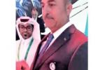 شاهد… وزير الخارجية التركي يضع صورة الامير القطري على صدره!