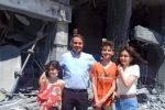 عائلة أحد مالكي “برج الجوهرة” في غزة تقف مبتسمة على أنقاضه: فداء للقدس