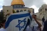  شاهد: رفع علم اسرائيل داخل المسجد الاقصى و مواجهات عنيفة مع الفلسطينيين