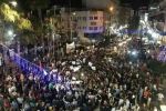 مئات الفلسطينيين يتظاهرون في رام الله مطالبين السلطة برفع العقوبات عن غزة 