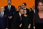 شاهد :فضيحة.. وزير خارجية كرواتيا يحاول تقبيل الوزيرة الألمانية
