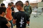 جيش الاحتلال يمنع أطفال يرتدون 
