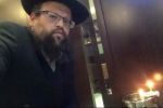  بالفيديو.. حاخام يهودي يُحيي مناسك عيد 'الحانوكا' في مطار أبوظبي بموافقة السلطات