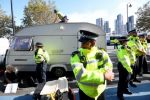 الشرطة البريطانية تعثر على 39 جثة في حاوية شاحنة والاشتباه بسائقها بارتكاب الجريمة