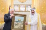  'هآرتس': هكذا باعت السعودية  الفلسطينيين بثمنٍ بخس وطالبت عباس بالجلوس في الزاوية  لإقامة علاقات مع إسرا ئيل'