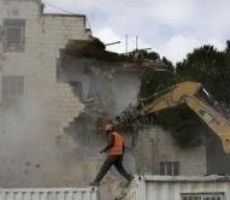 قوات الاحتلال تهدم 4 منازل وحظائر حيوانات في العيزرية