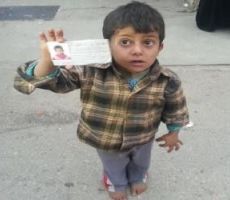 حافيا شبه عار يواجه الشتاء.. طفل سوري يزوّر بطاقة للحصول على ثياب الإغاثة!