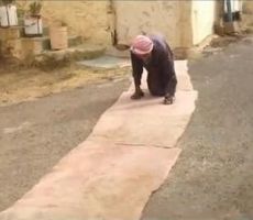 شاهد الفيديو:مسن سعودي يذهب للمسجد حبواً