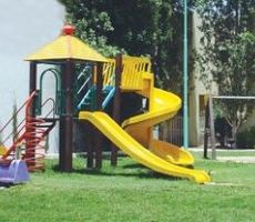 سكانها رفضوا إنشاء ألعاب للأطفال قرية ألبانية أصغر شخص فيها عمره 40 عاماً