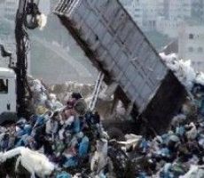 الاحتلال يحتجز سيارة النفايات الخامسة التابعة لبدية يطا ويُعرض يطا لكارثة صحية 
