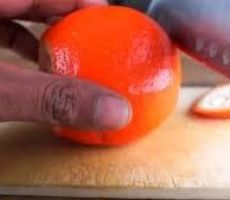 شاهد.. مليون مشاهدة لطريقة تقشير البرتقالة في 30 ثانية