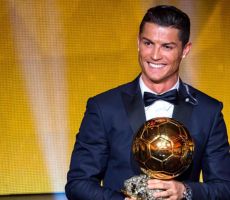 رونالدو يفوز بجائزة الكرة الذهبية لأفضل لاعب في العالم