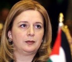 سها عرفات تطالب بإجراء تحقيق رسمي بوفاة عرفات
