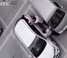 فيديو: شابان يتناوبان الاعتداء على فتاة في موقف سيارات بالصين