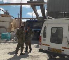 الاحتلال يصادر شاحنة ويغلق منشار حجر في بيت امر
