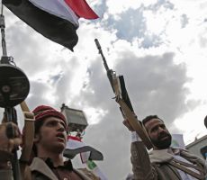 وزير الخارجية الإماراتي يطلب من نظيره الأمريكي تصنيف الحوثيين جماعة 