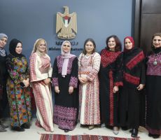 موظفات وزارة الثقافة يحتفين بالثوب الفلسطيني