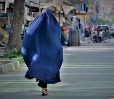طالبان تأمر النساء بتغطية وجوههن في الأماكن العامة 