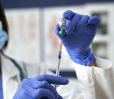 يديعوت: عملية دولية لتطعيم 7 آلاف تاجر من غزة