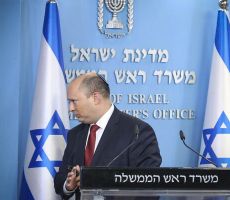 استطلاع رأي: أغلبية ضئيلة من الإسرائيليين تؤيد لقاء بينيت بالرئيس الفلسطيني محمود عباس