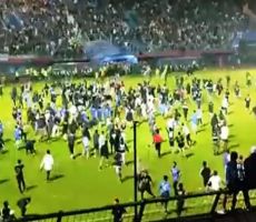 مقتل 129 شخصاً خلال مباراة كرة قدم في إندونيسيا