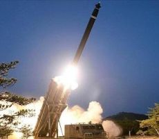 كوريا الشمالية تطلق صاروخا نحو البحر