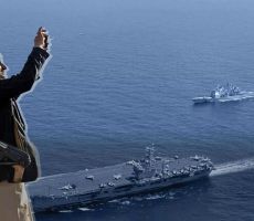 الحوثيون يستهدفون سفينة شحن بريطانية بالبحر الأحمر
