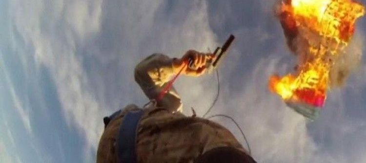 بالفيديو.. مغامر يطلق النار على مظلته فتحترق ليهوي في سقوط حر