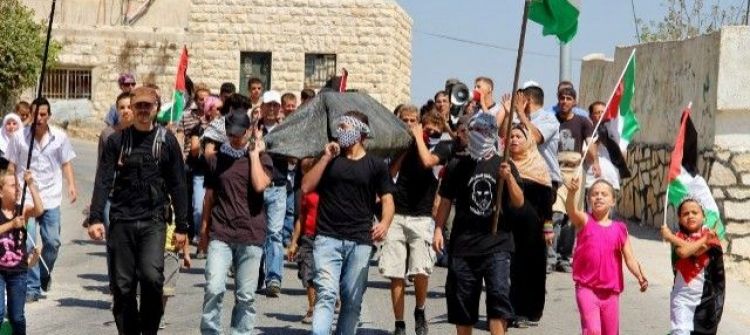 في جمعة تشييع ودفن أوسلو .. الاحتلال يقمع مسيرة النبي صالح ويستهدف المنازل ويفرض طوقاً مشدداً على القرية