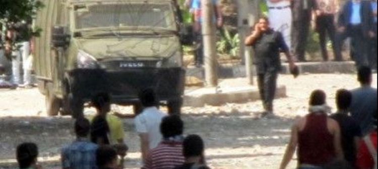 ارتفاع عدد مصابين قوات الأمن المصرية إلي 99 وهدوء حذر يسود محيط السفارة الأمريكية بعد ليلة من الاشتباكات
