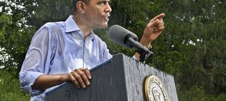 بالصور.. أوباما يغرق في المطر أثناء إلقائه خطاباً لمؤيديه 