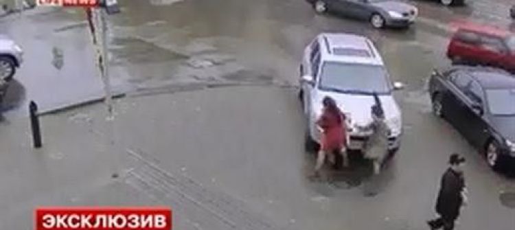 فيديو مروع - روسية تخطئ بين الفرامل ودواسة الوقود وتقتل فتاتين 