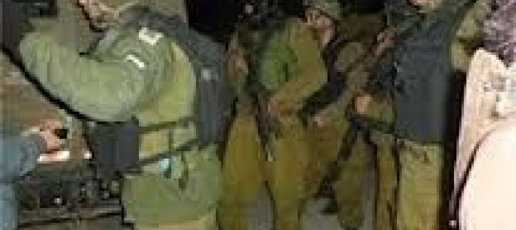 بيت لحم: الاحتلال يعتقل شابين ويسلّم ثلاثة أشقاء استدعاءات لمراجعة مخابراته 