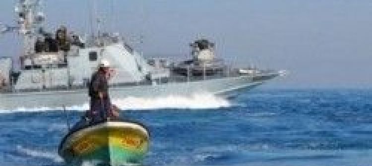 زوارق الاحتلال تستهدف مراكب الصيادين بغزة