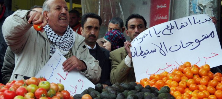 'الاقتصاد': تجار المستوطنات يستهدفون حياة الفلسطينيين بمنتجات زراعية وحيوانية تالفة